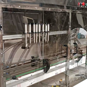 8頭直線式，小型灌裝機(jī)生產(chǎn)